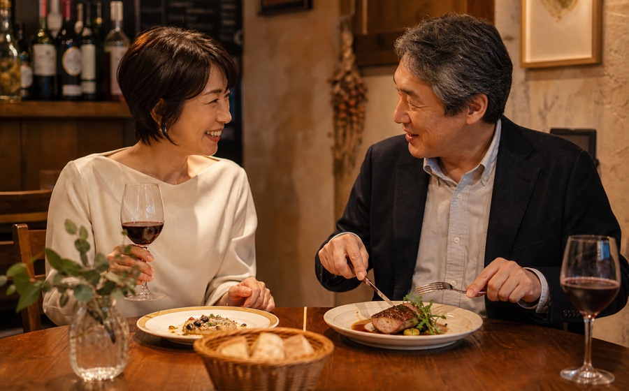 ビストロフレンチを楽しむ50代 夫婦のいきがいシーン