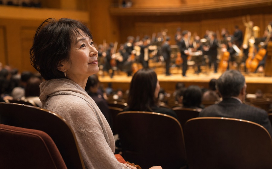 オーケストラコンサートを楽しむ60代 女性のいきがいシーン