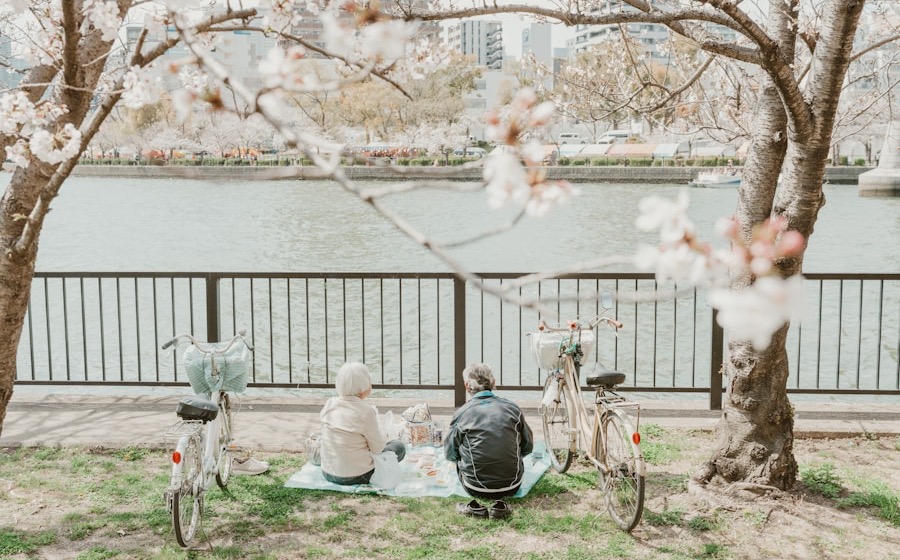 桜の下でくつろぐ夫婦