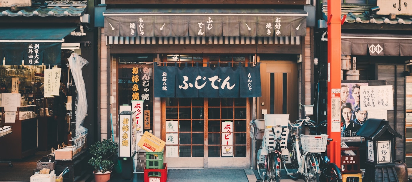夕暮れの日本の路地 ― 灯りの灯る居酒屋街のイメージ