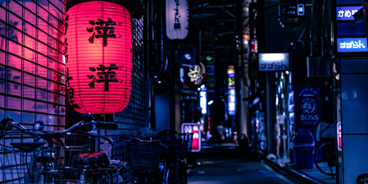 夕暮れに灯る日本の提灯のイメージ